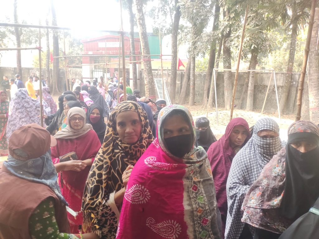 উৎসবমুখর পরিবেশে চট্টগ্রামে ভোটগ্রহণ চলছে