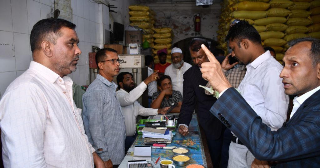 খাতুনগঞ্জে অভিযান, সাত প্রতিষ্ঠানকে জরিমানা