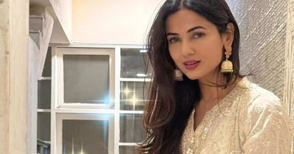 দুবাইয়ে আটকা পড়ে মোদির সাহায্য চাইলেন অভিনেত্রী