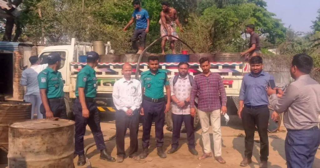 চট্টগ্রামে বিপুল পরিমাণ ‘চোরাই’ ডিজেল মজুত, বিমানবন্দর এলাকায় অভিযান