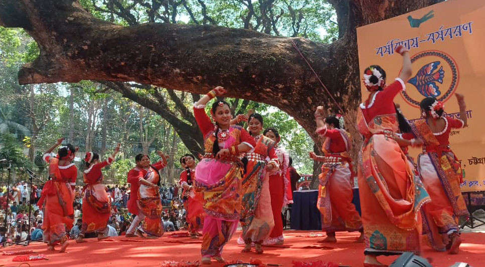 নাচে গানে উৎসবে মুখর সিআরবি’র শিরীষ তলা