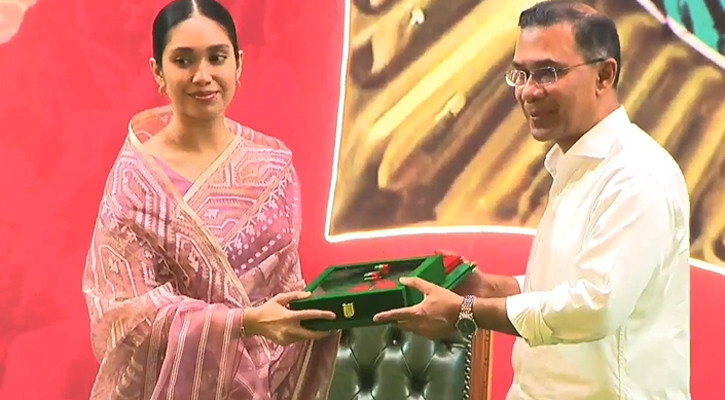 খালেদা জিয়ার স্বাধীনতা পুরস্কার গ্রহণ করলেন নাতনি জাইমা রহমান