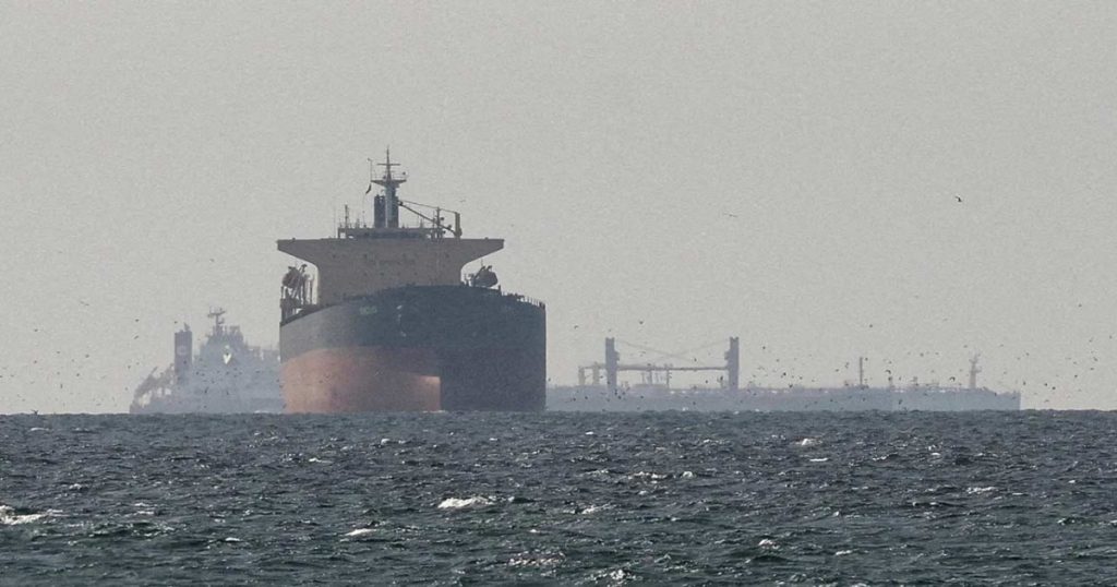 হরমুজ প্রণালীতে দুটি জাহাজ জব্দ করেছে ইরান