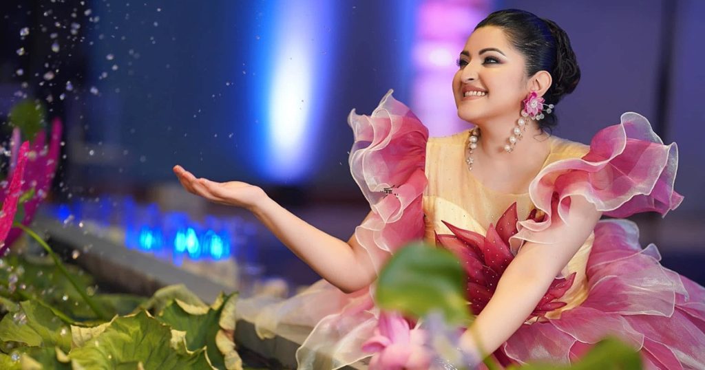 জন্মদিনে জৌলুশ ছেড়ে শিউলি সন্ধ্যায় পরীমণি